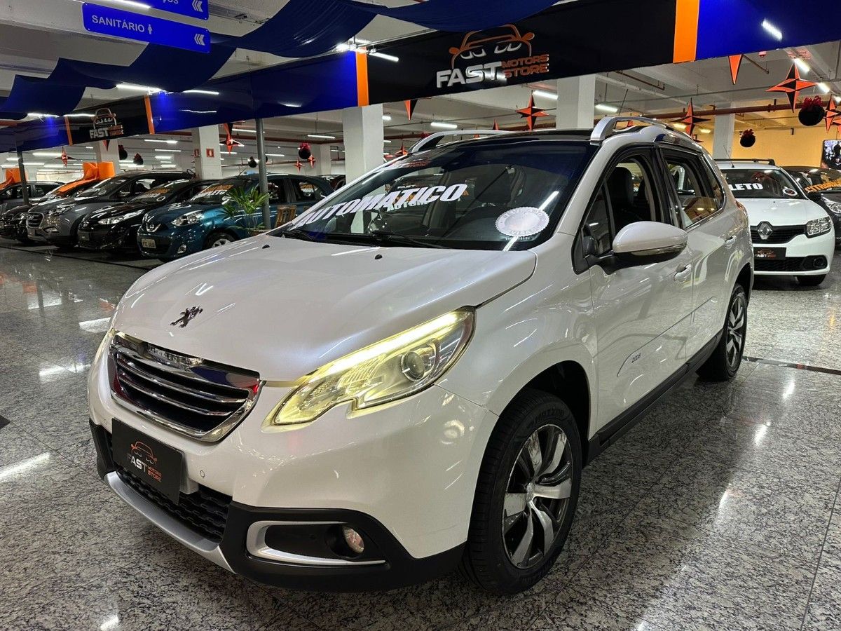 Peugeot 2008 com teto panorâmico